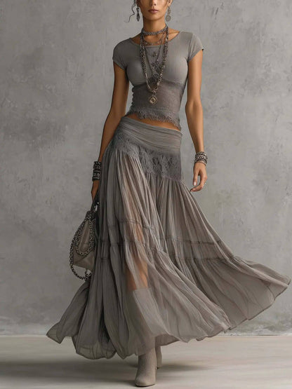 Conjunto de Encaje Gris y Falda Plisada