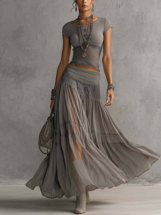 Conjunto de Encaje Gris y Falda Plisada