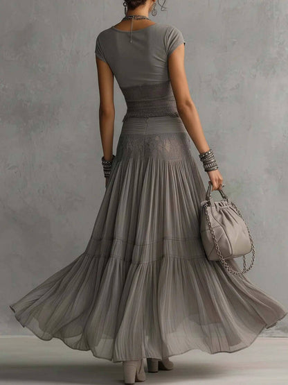 Conjunto de Encaje Gris y Falda Plisada