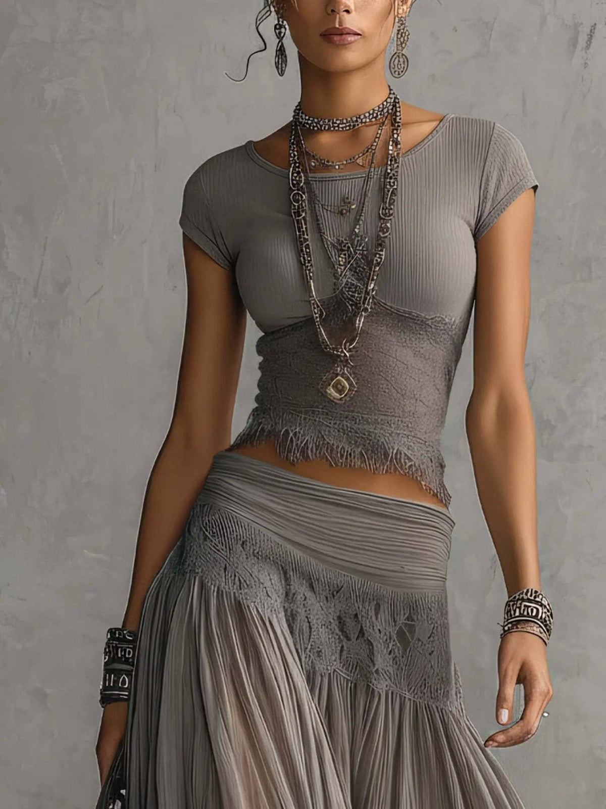 Conjunto de Encaje Gris y Falda Plisada