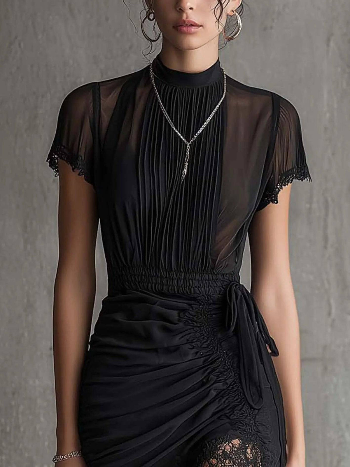 Vestido Corto Negro Cintura Plisada