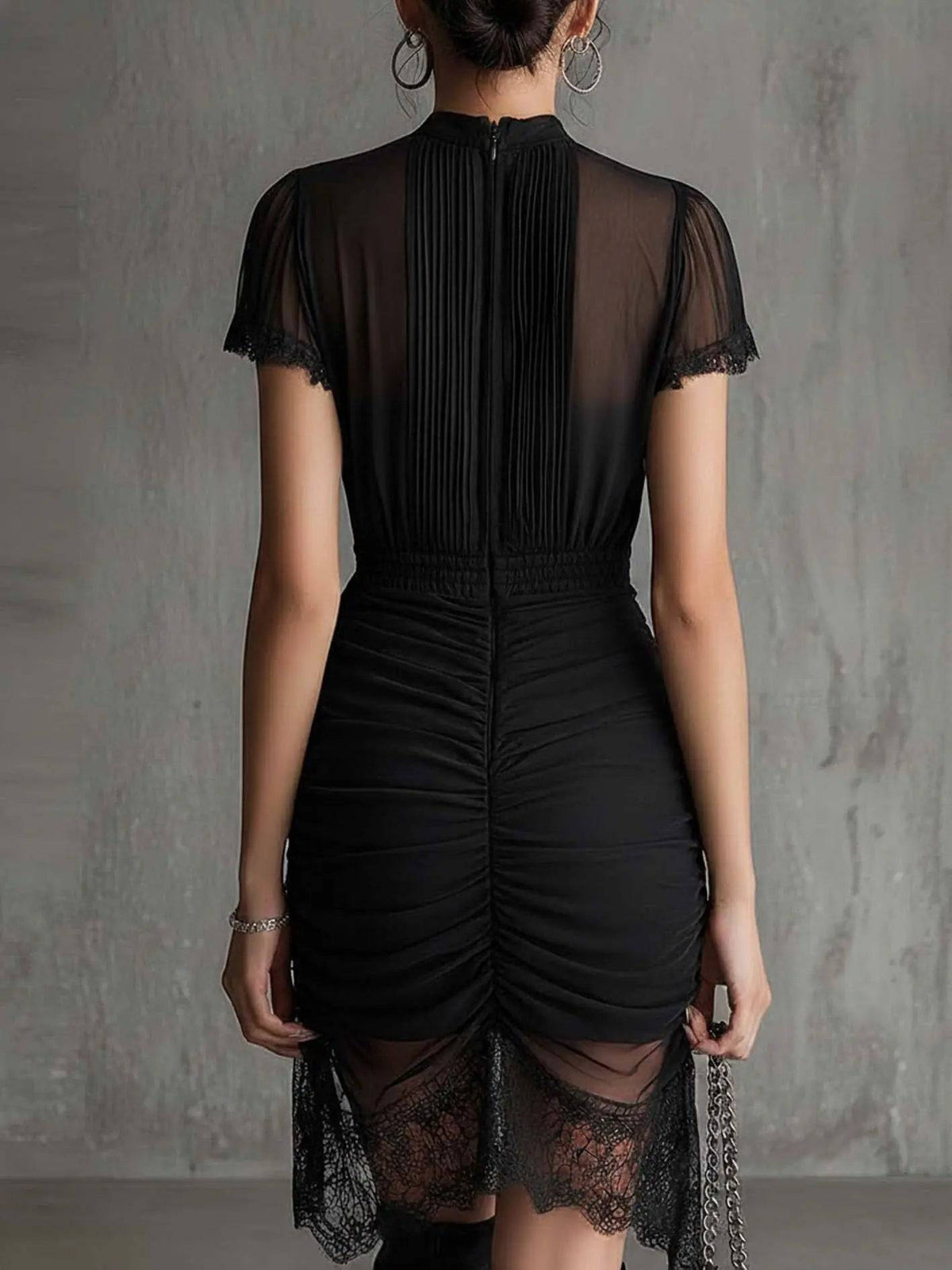 Vestido Corto Negro Cintura Plisada