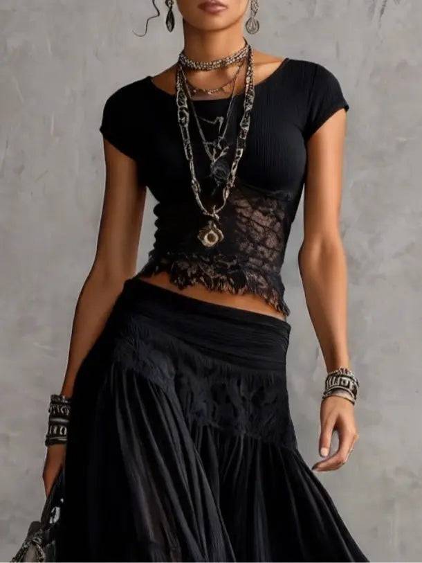 Conjunto de Encaje Negro y Falda Plisada