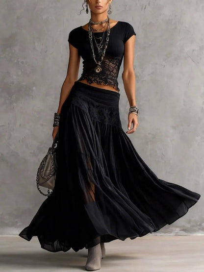 Conjunto de Encaje Negro y Falda Plisada